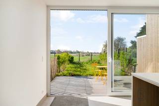 <p>Recent gerenoveerde en instapklare woning met zuidgerichte tuin en terras, 3 slaapkamers en moderne afwerking, centraal gelegen nabij alle voorzieningen!<br /><br />Deze volledig gerenoveerde woning (2025) combineert ruimte, comfort en energiezuinig wonen (EPC A – 98 kWh/m²/j) op een perceel van 173 m² met een bewoonbare oppervlakte van 140m². Dankzij de kwalitatieve afwerking en hedendaagse technieken is dit de ideale thuis voor wie zorgeloos wil wonen.<br /><br />INDELING:<br />Inkomhal, aansluitend een praktische wasplaats, lichtrijke en ruime leefruimte met open volledig geïnstalleerde keuken en toegang tot het zonnige zuidgerichte terras en de tuin. Verder beschikt de woning over 3 volwaardige slaapkamers, een moderne badkamer met douche, een apart toilet, en een kelder.<br /><br />EXTRA TROEVEN:<br />Recent totaal gerenoveerd (2025) – EPC A (energiezuinig) – verwarming via warmtepomp – PVC schrijnwerk met dubbele beglazing – zuidgerichte tuin en terras voor optimale lichtinval – 2 private parkeerplaatsen – conforme nutsvoorzieningen – rustige maar centrale ligging nabij winkels, scholen, openbaar vervoer, station en invalswegen.<br /><br />Deze woning combineert hedendaags wooncomfort met een uitstekende ligging, ideaal voor wie ruimte en energiezuinigheid belangrijk vindt.<br /><br />Voor wie is deze woning ideaal?<br />♦ Voor gezinnen die op zoek zijn naar een instapklare en energiezuinige woning met tuin.<br />♦ Voor koppels die ruimte en comfort willen combineren met een centrale ligging.<br />♦ Voor investeerders die mikken op een kwalitatieve en duurzame investering.<br /><br />Te koop via Immo Beguin, jouw vastgoedexpert sinds 2009. Met kantoren in Ronse, Waregem, Kortrijk, Deinze, Doornik en Lessines.<br />✉️ info@immobeguin.be</p>