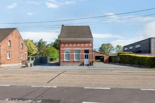 <span>Charmante woning met diverse (uitbreidings)mogelijkheden en vergund bijgebouw (momenteel ingericht als feestzaal) op een prachtig perceel van 2.012m². <br /><br />Indeling GLV: charmante inkomhal; kelder; ruime en lichtrijke woonkamer op parket met airco (2022); open ingerichte keuken; badkamer bevat toilet, douche en dubbele lavabo; berging / wasplaats met rechtstreekse toegang naar de tuin. <br /><br />1V: 2 slaapkamers (masterbedroom waren vroeger 2 slaapkamers); uittrekbare trap naar de bergzolder. <br /><br />Vooraan is de woning voorzien van parking; afgesloten poort; toegang tot aangelegd terras; vergund bijgebouw (in 2017 ingericht als feestzaal met aparte keuken); mooie diepe tuin met zicht op agrarisch gebied. <br /><br />Algemeen: <br />- Geen renovatieplicht (CV-ketel van 2020) <br />- Elektriciteit en zonnepanelen (28) conform + 3 fase aanwezig <br />- Asbestveilig <br /><br />Bekijk zeker de 360° rondgang via onze website (+ mogelijkheid tot opmeten en ontmeubelen).<br />Alle attesten zijn beschikbaar onderaan op onze website. <br />Voor meer info of een bezoek: 0472 22 22 44 of thanee@solittvastgoed.be.</span>