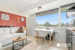 In de rustige Torenhofstraat te Vosseslag bevindt zich dit verzorgde éénslaapkamer appartement met terras. Dankzij de gunstige ligging nabij het strand, de duinen en het openbaar vervoer is dit de ideale uitvalsbasis om volop van de Belgische kust te genieten.<br /><br />Het appartement beschikt over een lichtrijke leefruimte met open keuken. De grote raampartijen en de rechtstreekse toegang tot het terras zorgen voor een aangenaam ruimtegevoel en veel natuurlijk licht. De keuken is uitgerust met de nodige toestellen en biedt alle comfort voor een ontspannen verblijf aan zee. Verder omvat het appartement een volwaardige slaapkamer met praktische bergruimte en een vernieuwde badkamer voorzien van een inloopdouche, hangtoilet en lavabo met meubel.<br /><br />Het terras vormt een mooie meerwaarde en biedt een aangename plaats om buiten te zitten en van de rust te genieten. Daarnaast is er een privatieve berging inbegrepen, ideaal voor het opbergen van fietsen, strandmateriaal of persoonlijke spullen.<br /><br />Met een bewoonbare oppervlakte van 33 m², PVC-ramen, een asbestveilig attest en een EPC-label C (294 kWh/m² jaar) betreft dit een instapklaar appartement dat verkocht wordt inclusief meubilair en huisraad. Gemeenschappelijke parkeerplaatsen zijn aanwezig aan de residentie.<br /><br />Een interessante opportuniteit voor wie op zoek is naar een betaalbaar tweede verblijf aan de kust. (Domiciliëring niet mogelijk)<br /><br />EPC: 294 kWh/m² jaar, label C