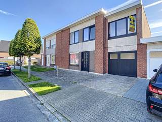 A louer, maison jumelée avec garage à OudenaardeCette maison familiale abordable se trouve dans un quartier d'Audenarde, Eine ! L'emplacement est...