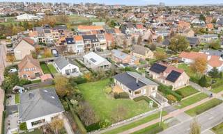 Villa met 3 slaapkamers en aanliggend stuk bouwgrond (optioneel aan te kopen)Deze charmante en instapklare villa, gelegen in de Zeebruggelaan 42 te...