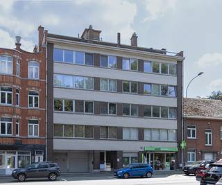 Centraal gelegen nabij winkels, scholen en openbaar vervoer.Dit appartement / penthouse bestaat uit een inkomhal, een open geïnstalleerde keuken, een...