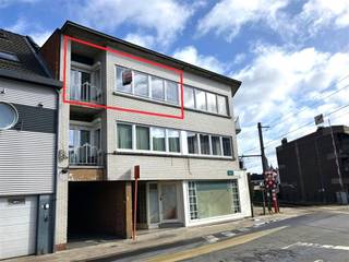 Dit goed gelegen appartement beschikt over een inkomhal, een ruime living (met klein terras), een ingerichte keuken, badkamer (met inloopdouche)...