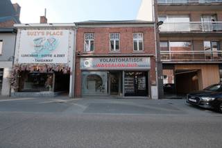 <p><span>Op een centrale locatie in het hart van Tessenderlo bevindt zich dit handelspand met woonst. De levendige omgeving met winkels, horeca en passage zorgt voor een aantrekkelijke uitvalsbasis voor commerciële activiteiten. Tegelijk biedt het pand de mogelijkheid om wonen en werken op één plek te combineren. Een praktische en veelzijdige kans voor ondernemers of zelfstandigen. Een pand met potentieel dat zeker het ontdekken waard is.</span></p>
<p><b>Indeling</b><b>:</b></p>
<ul>
<li><span>Handelsruimte ingericht als wassalon (6 wasmachines en 6 droogkasten) met drank- en snoepautomaten (24/7)</span></li>
<li><span>Indeling woongedeelte gelijkvloers: leefruimte, keuken, badkamer met bad, stadskoer, buitenberging</span></li>
<li><span>Op de eerste verdieping zijn 4 slaapkamers aanwezig</span></li>
<li>Zolder is bereikbaar met vaste trap</li>
</ul>
<p><b>Bijkomende informatie:</b></p>
<ul>
<li>EPC-label F – 585 kWh/m² jaar, met certificaatnr. 0003707352-RES-1.</li>
<li>Centrale verwarming op stookolie</li>
</ul>
<p><b>Interesse?</b></p>
<p><span>Nieuwsgierig naar de mogelijkheden van dit handelspand met woonst? We begeleiden je graag tijdens een bezichtiging. Neem vandaag nog contact met ons op voor meer informatie of om een bezoek vast te leggen. Dit kan via mail naar </span><span>info@immohuismus.be </span><span>of telefonisch via Yannick op </span><b>0476 49 06 72.</b></p>