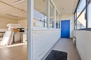 Bedrijfsgebouw met kantoren, magazijnen en woonst te koop in AvekapelleOp een strategische locatie in het centrum van Avekapelle, vlakbij de op- en...