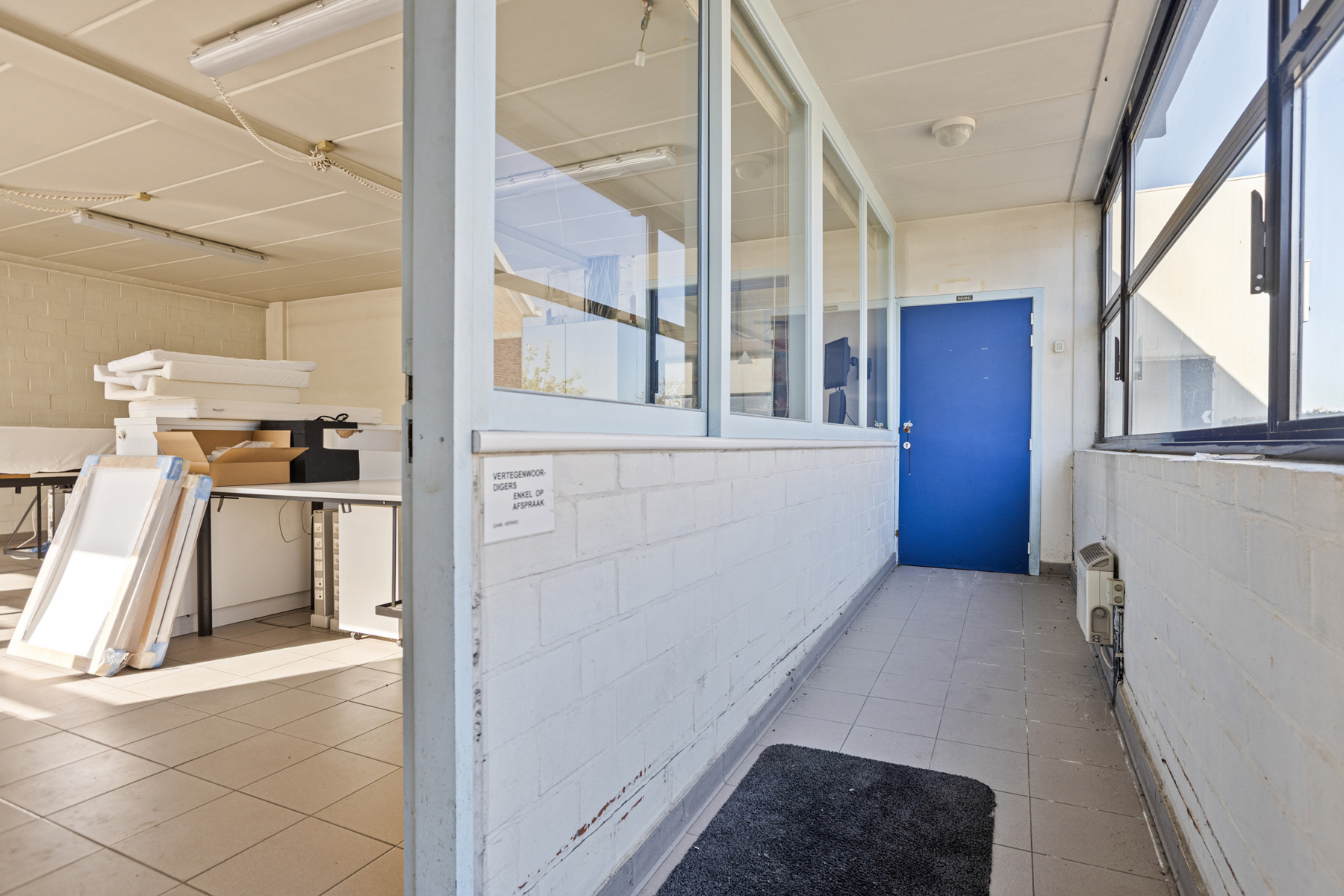 Bedrijfsmatig gebouw met ruime woonst te koop in Veurne - foto 4