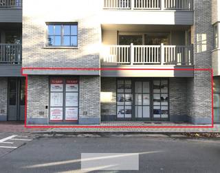 <strong>HANDELS-OF KANTOORRUIMTE OP UITZONDERLIJK COMMERCIËLE LIGGING</strong><br /><br />Bent u benieuwd ? Wacht niet en mail ons op <strong>verkoop@groepthiers.be</strong> of bel <strong>0499/11 77 66</strong> - <strong>056 21 61 61</strong><br /><br />Deze kantoorruimte bevindt zich binnen de ring van Waregem, aan het park Baron Casier.<br /><br />De ruimte is 57,54 m² groot en beschikt over een kelderberging van 18,5 m² (inbegrepen).<br />1 toegangsdeur straatzijde + 1 toegangsdeur aan de zij-ingang gebouw.<br /><br />Perfect voor een verzekeringskantoor, IT'er, nagelstudio, kapperszaak, ...<br /><br />Parkeren kan steeds gratis voor de deur (blauwe zone).<br /><br />Bent u benieuwd? Wacht niet en mail ons op <strong>verkoop@groepthiers.be</strong> of bel <strong>0499/11 77 66</strong> - <strong>056 21 61 61</strong>