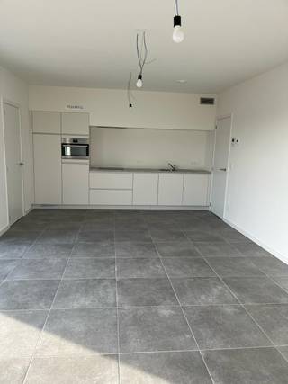 Casco moderne gesloten <strong>energiezuinige nieuwbouwwoning </strong>(219 m²) met 3 slaapkamers, een inpandige garage en een tuin met oost-oriëntatie. Dankzij de grote, <strong>flexibele zolderruimte </strong>onder het hellend dak is er nog plaats voor een <strong>vierde en eventueel vijfde slaapkamer of hobbyruimte</strong>.<br /><br /><br /><strong>De leefruimte van de woning is dubbel georiënteerd</strong>. Dat betekent dat ze aan de voorkant uitgeeft op het <strong>publieke park</strong>, en aan de achterzijde op je <strong>private tuin</strong>. Binnen en buiten vloeien moeiteloos in elkaar over. <strong>Zalig genieten van al dat groen dus!</strong><br /><br /><strong>Dit huis is uitstekend geïsoleerd en zeer energie-efficiënt</strong>. Een <strong>warmtepomp </strong>en <strong>vloerverwarmingssysteem </strong>creëren altijd een <strong>aangenaam binnenklimaat</strong>, zowel in de zomer als in de winter. En dat heeft natuurlijk een impact op je energiefactuur. Rij je met een elektrische wagen? Dan kan je autostaanplaats of carport voorzien worden van laadinfrastructuur.<br /><br />Meer informatie? Contacteer ons via 014 48 01 62 of check matexi.be/geel-laar.<br /> 