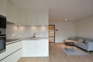 Dit appartement in Kortrijk is een ideale optie voor wie op zoek is naar een comfortabel en energiezuinig appartement (zonnepanelen aanwezig!). Het appartement is gelegen in het centrum van Kortrijk nabij winkels, ontspanning, openbaar vervoer, belangrijke invalswegen. <br /><br />Inkomhal met apart gastentoilet, berging met aansluiting voor de wasmachine. Lichtrijke leefruimte met aansluitend de volledig uitgeruste keuken. Via het grote schuifraam kan u gezellig vertoeven in de zon op het terras.<br />Verder is er 1 ruime slaapkamer en de badkamer met inloopdouche. <br /><br />Daarnaast is er een gezellige gemeenschappelijke binnentuin waar bewoners in alle rust kunnen genieten van het groen en de buitenlucht.<br /><br />Kortom, dit appartement in Kortrijk is een unieke woonst met alle nodige faciliteiten.<br /><br />Huurprijs: 850 EUR/maand + 85 EUR/maand syndic of een totaal van 935 EUR/maand<br />Adres: Jan Persijnstraat 6/31, 8500 Kortrijk<br />Onze referentie: DEV4924