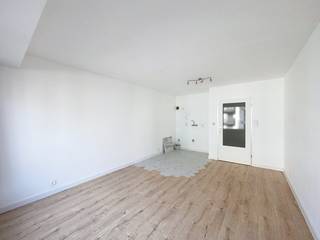 🌟 Te Koop: Gerenoveerde Energiezuinige Studio 🌊<br />Ontdek deze prachtige, volledig gerenoveerde studio, gelegen op wandelafstand van het strand en de zeedijk van Oostduinkerke! 🏖️<br />🛠️ Renovatie: Het appartement is in 2025 volledig vernieuwd en biedt een moderne basis. De koper kan naar eigen smaak een keuken en wastafel toevoegen, wat ruimte biedt voor persoonlijke stijl en creativiteit.<br />🏠 Indeling:<br />✔️ Inkomhall/slaaphoek<br />✔️ Ruime en lichte leefruimte<br />✔️ Badkamer met combi bad/douche<br />🔒 Extra's:<br />Een berging in dezelfde residentie is inbegrepen in de prijs.<br />Mogelijkheid tot aankoop van een garage onder de zeedijk voor slechts €62.500.<br />Grijp de kans om eigenaar te worden van deze unieke studio dicht bij de zee! 🌅 Neem vandaag nog contact op voor meer informatie of een bezichtiging! 📞✨