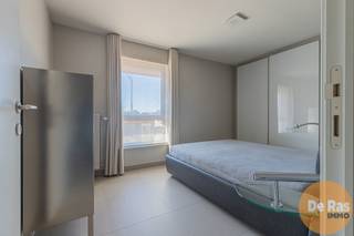 <p><strong>EERSTE BEZOEKDAG ZAT. 14/03 VAN 9U TOT 12u (enkel op afspraak!).</strong><br /><strong>ERWETEGEM – Energiezuinig, instapklaar 2-slaapkamerappartement met 2 terrassen.</strong></p>
<p>Instapklaar appartement gelegen in een kleinschalige residentie in het landelijke Erwetegem. Het complex is voorzien van een landelijk/moderne architectuur en is uitgerust met een lift. Op wandel- en fietsafstand van het openbaar vervoer, scholen, centrum Zottegem en in directe nabijheid van alle invalswegen.<br /><br />Het appartement werd voorzien van een riante inkomhal met vestiarie en apart gastentoilet, lichtrijke woonkamer met open keuken (volledig geïnstalleerd), praktische wasplaats/berging, twee slaapkamers waarvan één als dressing ingericht, badkamer met alle comfort en twee privatieve terrassen. Optioneel mogelijkheid tot aankoop van ondergrondse staanplaats met afgesloten kelderberging.</p>
<p>Gelet op het recent bouwjaar en verkoop van de eerste eigenaar, werd het appartement steeds goed onderhouden en voorzien van een duurzaam wooncomfort met gebruik van hoogwaardige materialen. Elke ruimte werd geoptimaliseerd door gebruik te maken van ingemaakte kasten, wat extra opbergruimte creeërt in het appartement. Elektrische installatie conform, gunstig EPC, geen asbest, volledig geschilderd,…. Kortom, verhuizen en wonen!</p>
<p>info en bezoek: 053/60.65.60.<br />De vermelde prijs is een richtprijs. Na ontvangst van de biedingen zal de verkoper beslissen of hij/zij de eigendom verkoopt aan het beste bod. De richtprijs is aldus niet bindend voor de verkoper. Voor meer info kunt u ons contacteren of het reglement raadplegen op onze website.</p>
<p> </p>