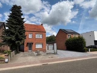 TE RENOVEREN WONING EN EEN NAASTGELEGEN APART PERCEEL MET EEN TOTALE GRONDOPPERVLAKTE VAN MAAR LIEFST 17A 95CA, CENTRAAL GELEGEN NABIJ HET CENTRUM VAN DIEPENBEEK