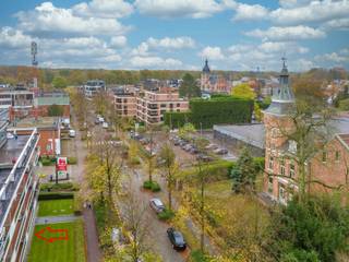 Comfortabel gelijkvloers appartement met 3 slaapkamers, tuin en garage. Dit uitstekend gelegen eigendom heeft volgende indeling; - een ruime...