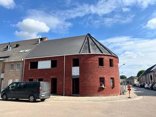 Hectaar bouwt vijf energiezuinige nieuwbouwwoningen in het dorpscentrum van Steenhuffel, vlak bij de kerk. Hier woont u in een rustige, landelijke omgeving, terwijl u geniet van een vlotte bereikbaarheid dankzij de nabijheid van invalswegen zoals de A12. Bovendien bevinden openbaar vervoer, scholen en winkels zich op wandelafstand, wat deze woningen perfect maakt voor gezinnen.<br /><br /><strong>Een extra troef? </strong>U bepaalt zelf de volledige afwerking in samenspraak met onze partnerleveranciers, zodat u uw woning volledig naar eigen smaak en stijl kunt inrichten.<br /><br /><strong>Indeling van de woning (lot 02):</strong><br />Gelijkvloers: Inkomhal met gastentoilet, lichtrijke leefruimte met open keuken (44,33m²), berging.<br />Eerste verdieping: Nachthal met apart toilet, 3 slaapkamers (14,76m² - 13,11m² - 9,69m²), ruime badkamer met ligbad, douche en dubbel lavabomeubel.<br />Zolder: grote zolder toegankelijk via zolderluik.<br />Buitenruimte: Aangename zuidgerichte tuin, toegangkelijk via achterkant met mogelijkheid tot het plaatsen van een carport.<br /><br /><strong>Troeven van deze woning:</strong><br />- Unieke ligging in het dorpscentrum<br />- Energiezuinig wonen<br />- Vloerverwarming op het gelijkvloers voor extra comfort<br />- Zonnepanelen / warmtepomp<br />- Regenwaterput (7.500L) aangesloten op toiletten, wasmachine en buitenkraan<br /><br />Bent u op zoek naar een energiezuinige nieuwbouwwoning op een unieke, centrale locatie? Neem dan snel contact met ons op voor meer informatie of maak een afspraak in ons kantoor te Ternat.