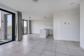 Instapklaar appartement van 85 m² op de 2de verdieping (gebouw met lift), gelegen in een nieuwe verkaveling 'Champ du Tordoir'. Vlakbij het centrum van Tubize, in een groene en rustige omgeving met een mooi verzicht over de vallei van Coeurcq. <br />Het appartement is ontworpen in een moderne, hedendaagse architectuur. Gordijnen op maat en verlichting zijn voorzien. <br />Indeling: inkomhal, leefruimte met open keuken (frigo, oven, kookplaat, dampkap, vaatwasmachine), berging, nachthal, 2 slaapkamers, badkamer met douche en wastafel, apart toilet en een terras. <br />Bijkomend is er een privékelder en een parkeerplaats inbegrepen bij het appartement. <br />Te bezoeken!