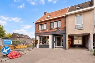 <p><strong>Handelspand met duplex appartement, terras en 2 garageboxen in centrum Nieuwmoer</strong></p>
<p>Centraal gelegen in <strong>Nieuwmoer-Dorp</strong> bevindt zich deze veelzijdige eigendom bestaande uit een handelsruimte op het gelijkvloers, een afzonderlijk appartement met <strong>2 slaapkamers</strong> op de verdiepingen en <strong>2 privatieve garageboxen</strong> achteraan. De combinatie van handel, wonen, buitenruimte en garages maakt dit pand interessant voor zowel eigen gebruik als investering.</p>
<p><strong>Gelijkvloerse verdieping – handelsruimte<br /></strong>- Ingerichte handelsruimte, momenteel uitgebaat als <strong>frituur<br /></strong>- Ruime commerciële ruimte met grote raampartij aan de straatzijde<br />- Praktische werk- en bereidingszone<br />- Achterliggende keuken/werkruimte met spoelbak en kastruimte<br />- Afzonderlijk <strong>toilet<br /></strong>- Aanwezige koelcel, momenteel buiten gebruik maar opnieuw aansluitbaar<br />- Elektrisch bediend <strong>rolluik</strong> aan de voorzijde<br />Rechtstreekse toegang tot de achterliggende buitenruimte</p>
<p><strong>Buitenruimte<br /></strong>- Achterliggende <strong>koer/terras</strong> afgewerkt in betonklinkers<br />- Voldoende ruimte voor meerdere tafels en zitplaatsen<br />- Via een buitentrap verbinding met het appartement op de verdieping<br />- Achteraan toegang richting de garageboxen</p>
<p><strong>Appartement<br /></strong>- Aparte woongelegenheid verdeeld over de verdiepingen<br />- Lichtrijke <strong>woon- en eetkamer</strong> met grote raampartijen<br />- Afzonderlijke keuken met keramische kookplaat en dampkap<br />- Rechtstreekse toegang vanuit de keuken tot het <strong>overdekte terras<br /></strong>- Praktische berging<br />- Ruime badkamer met <strong>ligbad met douchefunctie, lavabo en toilet<br /></strong>- Aansluiting voor wasmachine in de badkamer<br />- Afwerking met tegel- en laminaatvloeren</p>
<p><strong>Bovenste verdieping<br /></strong>- <strong>2 slaapkamers</strong>, beide voorzien van een dakraam<br />- Ruime kamers onder het hellende dak met verschillende inrichtingsmogelijkheden</p>
<p><strong>Terras<br /></strong>- Overdekt terras aansluitend op het appartement met voldoende plaats voor een zitje<br />- Buitentrap naar de gelijkvloerse koer</p>
<p><strong>Garages<br /></strong>-<strong> 2 privatieve garageboxen</strong> in een vrijstaand garagegebouw achteraan<br />- Beide garages voorzien van een sectionaalpoort<br />- Bijkomende parkeer- en opslagmogelijkheden</p>
<p><strong>Bijzonderheden<br /></strong>-<strong> </strong><strong>Handel en wonen gecombineerd in één eigendom<br /></strong>- Handelsgelijkvloers momenteel ingericht als frituur<br />- Afzonderlijk appartement met <strong>2 slaapkamers<br /></strong>- Zowel een terras bij het appartement als een koer op het gelijkvloers<br />- <strong>2 garageboxen inbegrepen<br /></strong>- Houten ramen met dubbele beglazing<br />- Centrale ligging in Nieuwmoer-Dorp<br />- Interessante mogelijkheden voor <strong>eigen uitbating, verhuur of investering</strong></p>
<p><strong>Ligging</strong></p>
<p>Gelegen te<strong> Nieuwmoer</strong>, pal in de dorpskern en op een goed zichtbare locatie. Dagelijkse voorzieningen bevinden zich in de onmiddellijke omgeving en ook Kalmthout, Essen en de Nederlandse grens zijn vlot bereikbaar.</p>
<p><strong>Een veelzijdige eigendom die commerciële ruimte, een volwaardig 2-slaapkamerappartement, buitenruimte en 2 garageboxen samenbrengt op een centrale locatie in Nieuwmoer.</strong></p>
<p>Bewoonbare opp. 94 m² (duplex) + 89 m²(handelszaak) m² ref.: bruto vloeropp. EPC-certificaat.</p>