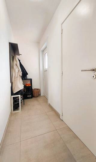Dit gezellig duplex appartement is centraal gelegen in de Vuurtorenwijk van Oostende.<br />Op wandelafstand van bus en tram, zee en strand.<br /><br />Gelegen op de eerste verdieping van het gebouw en het werd recent vernieuwd<br />( Ramen en velux - chauffage, vloer en badkamer ) <br /><br />Oppervlakte van 73m² <br /><br />Voorzien met inkomhal en apart toilet.<br />Gezellige woonkamer en nieuwe ingerichte keuken.<br />Een berging onder de trap die voorzien is naar de kamers.<br /><br />Op de verdieping boven 2 slaapkamers en nieuwe badkamer met lavabomeubel,<br />ligbad combi douche en plaats voor wasmachine en droogkast.<br /><br />Huurprijs: 780  euro per maand + 20 euro algemene lasten.<br />Ideaal voor alleenstaande, koppel of gezin met 1 kindje.<br /><br />Beschikbaar vanaf 1 juli 2026.<br /><br />Bezoeken mogelijk op afspraak op vaste bezoekdagen met kantoor. <br /><br /><br /> 