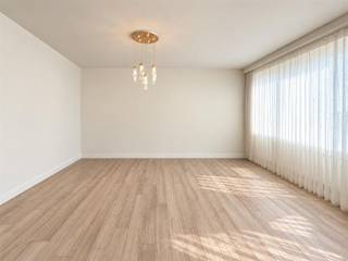 <p><span>Dit </span><span>charmante appartement</span><span> is gelegen aan de Mechelsesteenweg in </span><span>Antwerpen centrum</span><span>. </span><span>W</span><span>onen aan de Mechelsesteenweg betekent genieten van een </span><span>uitstekende bereikbaarheid</span><span>, een bruisende stadsomgeving en de nabijheid van </span><span>trendy hotspots </span><span>zoals het Groen Kwartier en PAKT. Winkels, horeca, parken en openbaar vervoer bevinden zich allemaal op wandelafstand. </span></p><p><span> </span></p><p><span>Het appartement heeft een oppervlakte van zo'n 120m² en baadt in een zee van licht door de vele raampartijen. </span></p><p><span> </span></p><p><span>Indeling</span></p><p><span>- gemeenschappelijke hal met lift </span></p><p><span>- inkomhal op de zesde verdieping</span></p><p><span>- apart toilet met handenwasser</span></p><p><span>- woonkamer en eetkamer</span></p><p><span>- open geïnstalleerde keuken</span></p><p><span>- slaapkamer 1 met aansluitende riante badkamer en aansluitingen voor wasmachine en droogkast </span></p><p><span>- slaapkamer 2 met aansluitende badkamer met douche </span></p><p><span> </span></p><p><span>Algemeen </span></p><p><span>- provisie 250 euro/maand (inclusief waterverbruik en verwarming)</span></p><p><span>- elektriciteit op eigen teller </span></p><p><span>- beschikbaar vanaf 1 december 2026</span></p><p><span> </span></p><p><span> </span></p><p><span>Ben jij geïnteresseerd in dit appartement te huurin Antwerpen centrum, ben je op zoek naar ander vastgoed of wens je de waarde van jouw eigendom te kennen? Dan ben je bij BOLT Immo aan het juiste adres! Wij helpen jou graag verder.</span><span> </span></p><p><span> </span></p>