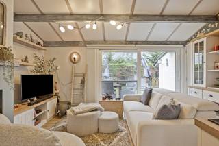 In het vakantiepark Sunparks te Oostduinkerke, vinden we deze gerenoveerde en bemeubelde vakantiewoning met parking en zuidgerichte tuin te koop. Op zoek naar interessante immo te Koksijde - Oostduinkerke? Lees dan zeker verder!INDELING- Ingerichte leefruimte- Nieuwe geïnstalleerde keuken met eetplaats- Slaapkamer 1 met dubbel bed en kasten- Slaapkamer 2 met 2 enkele bedden- Vernieuwde badkamer met toilet, wastafel en douche- Bergruimte naast de woning met aansluiting voor wasmachine en droogkastVerder beschikt men eveneens over een fietsenstalling.De zuidgerichte tuin met terras biedt de nodige privacy en maakt van deze vakantiewoning een ideale tweede verblijf aan zee!TROEVEN+ Vorig jaar gerenoveerd!+ Op 1 km van zee en eveneens nabij Nieuwpoort-Bad+ Parking inbegrepen+ Het vakantiedomein Sunparks beschikt over een subtropisch zwembad, sportfaciliteiten, vijver, supermarkt, restaurant e.d. Interesse in deze vakantiewoning te koop te Oostduinkerke? Aarzel dan zeker niet contact op te nemen met de dossierverantwoordelijke Sarah Velle via 0470 10 52 78 of sarah.velle@dewaele.com.Dit pand is onderworpen aan de renovatieverplichting van de Vlaamse overheid voor residentiële gebouwen (behoudens bij sloop binnen 5 jaar na de aankoop). Consulteer voor meer informatie de website van het Vlaams Energie- en Klimaatagentschap via https://www.vlaanderen.be/een-woning-kopen/renovatieverplichting-voor-residentiele-gebouwen