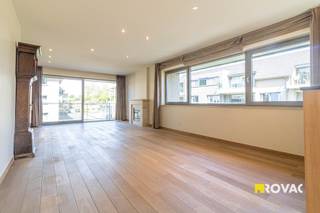 VERKOCHT VOOR PUBLICITEIT!! Compromis in opmaak.Dit zeer lichtrijk hoekappartement bevindt zicht pal in het centrum van Izegem en heeft toch een zeer...