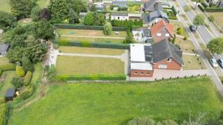 Deze vrijstaande woning is centraal gelegen en biedt zowel binnen als buiten de ruimte voor de bewoning van een gezin. Deze eigendom bestaat uit...