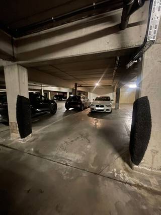 <p><strong>Ruime ondergrondse parkeerplaats te koop op toplocatie in centrum Genk (2 beschikbaar - naast elkaar)</strong></p>
<p>Bent u op zoek naar een vlot bereikbare en centraal gelegen parkeerplaats in Genk? Dan zijn deze twee ruime staanplaatsen, gelegen recht tegenover het station en het Carbon Hotel, precies wat u zoekt.<br /><br />De parkeerplaatsen liggen naast elkaar en kunnen zowel <strong>apart als samen </strong>worden aangekocht.</p>
<p><strong>Ligging:</strong><br />De parkeerplaats bevindt zich op een absolute toplocatie in het centrum van Genk. Dankzij de ligging tegenover het station en op wandelafstand van winkels, horeca en kantoren, geniet u van maximaal comfort en bereikbaarheid. Ideaal voor eigen gebruik of als investering in een gegeerde buurt.</p>
<p>De ondergrondse parking is bereikbaar via de doorgang onder het gebouw links naast het Carbon Hotel (Europalaan 38).</p>
<p><strong>De parkeerplaats:</strong><br />Deze staanplaats biedt uitzonderlijk veel ruimte met afmetingen van ca. <strong>4,8 m diep en 3,2 m breed</strong>, waardoor u comfortabel kan parkeren en eenvoudig kan in- en uitstappen.</p>
<p>Aan de voorzijde van de parkeerplaats bevinden zich twee palen, waardoor de effectieve breedte bij het inrijden <strong>2,9 m </strong>bedraagt (zie foto’s). Dit doet geen afbreuk aan het gebruiksgemak van de staanplaats.</p>
<p>Gelegen in een verzorgde en goed toegankelijke ondergrondse parking, wat zorgt voor een veilige en praktische parkeeroplossing.</p>