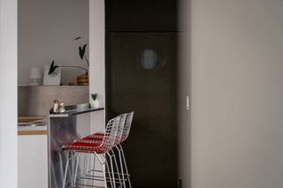 2-slaapkamer appartement op triple A locatie!<br /><br />Wonen op een toplocatie in het bruisende Antwerpen-Zuid<br /><br />Op zoek naar een ruim appartement op één van de meest gegeerde locaties van Antwerpen? Welkom in de Kronenburgstraat , waar comfort, licht en een uitzonderlijke ligging perfect samenkomen in één appartement.<br /><br />Dit appartement bevindt zich op een absolute toplocatie, op wandelafstand van de vernieuwde Scheldekaaien, het KMSKA, de karaktervolle Kloosterstraat met haar antiekzaken, designwinkels en gezellige cafés, het trendy FUNK, het nieuwe Zuidpark en tal van restaurants, boetieks en culturele hotspots. Hier geniet u dagelijks van het beste wat Antwerpen-Zuid te bieden heeft.<br /><br />Binnenin wordt u verwelkomd door een bijzonder lichte en ruime leefruimte dankzij de grote raampartijen langst beide kanten van het gebouw. De open indeling creëert een aangename woonbeleving met een naadloze verbinding tussen salon, eetkamer en open keuken. De keuken is goed uitgerust en vormt het hart van de leefruimte, ideaal voor zowel dagelijks gebruik als gezellige momenten met vrienden en familie.<br /><br />Het appartement beschikt over twee volwaardige slaapkamers, waaronder een ruime bedroom met maatwerkkasten over de volledige wand en een tweede kamer die perfect dienst kan doen als slaapkamer, bureau of hobbyruimte, ...<br /><br />Een extra troef zijn de twee kleinere terrassen, waar u op elk moment van de dag kunt genieten van een rustig buitenmomentje. Daarnaast beschikt het appartement over een praktische private kelderberging, ideaal voor extra opslag.<br /><br />Troeven<br />Topligging in het hart van Antwerpen-Zuid<br />Op wandelafstand van de Scheldekaaien, KMSKA, Kloosterstraat, FUNK en het Zuidpark<br />Ruime, lichtrijke leefruimte met open keuken<br />Twee volwaardige slaapkamers<br />Twee terrassen<br />Private kelderberging<br />Ideaal als eigen woonst of investering<br /><br />Een appartement waar ruimte, licht en een ongeëvenaarde locatie samenkomen. Wie op zoek is naar kwalitatief wonen in één van de meest levendige buurten van Antwerpen,