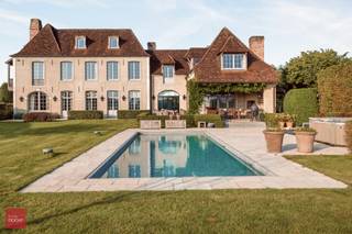 Prachtig landhuis, ontworpen door architect François Van Damme, bestaande uit een inkomhal, living, een high-end afgewerkte leefkeuken, eetkamer...