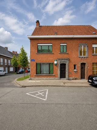 Gunstig gelegen op te frissen/te renoveren hoekwoning in de centraal gelegen Sint-Rafaëlswijk. Gelegen op een perceel van 215m² en een bewoonbare oppervlakte van 181m².<br /><br /><u>Indeling</u><br />inkomhal, lichtrijke leefruimte met aanpalende veranda, geïnstalleerde keuken, ruime buitenberging. Op verdieping: 3 volwaardige slaapkamers en badkamer. Grote zolder via trapluik en kelder.<br />De woning beschikt over een aangename afgesloten zuidgerichte tuin en een aparte garage<br /><br /><br /><u>Troeven</u><br />+ geen renovatieverplichting<br />+ gunstige ligging nabij scholen, centrum,...<br />+ aparte garage<br />+ hoekwoning<br /><br />Contacteer Martine voor een bezoek ter plaatse via 0479/28.82.99 of info@immo-lys.be<br /> 