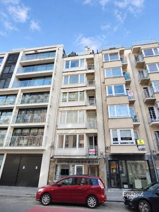 Dit gezellige appartementje van 41m² bevindt zich in het hart van Oostende, op de eerste verdieping van een kleinschalige residentie. De ligging in het centrum van Oostende, vlakbij het casino en het strand is een grote troef! <br />Indeling is als volgt: een inkomhal, apart toilet, woonkamer, aparte keuken met toegang tot het terras, één ruime slaapkamer met aansluitend een douchekamer. <br />Daarnaast beschikt het appartement over een private kelderberging.<br />Het appartement is momenteel verhuurd aan een vaste huurder, waardoor het ideaal is als investering!