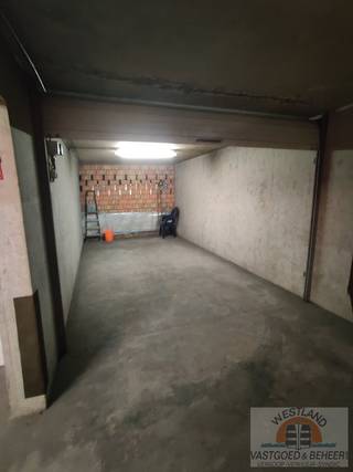 Ruime garagebox met elektriciteit in afgesloten garagecomplex van residentie Santhooft. Individuele teller. Afmetingen: 557 x 304cmBeschikbaarheid:...