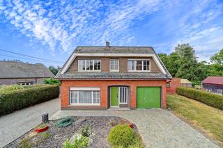 uime open bebouwing in Tielt-Winge, op een mooi breed perceel nabij de dorpskern en de oprit E314 Leuven-Hasselt.<p><br /></p><p>Deze woning uit 1965 biedt heel wat ruimte en mogelijkheden voor wie op zoek is naar een huis in een landelijke omgeving met een vlotte bereikbaarheid. Het brede perceel met een totale oppervlakte van 2086 m² zorgt voor een aangename buitenbeleving. Dankzij de ligging op enkele minuten van de dorpskern geniet je van een rustige omgeving met winkels, scholen en openbaar vervoer binnen handbereik. Bovendien bereik je via de nabijgelegen oprit van de E314 snel Leuven, Hasselt en omliggende gemeenten. De woning beschikt over meerdere functionele ruimtes, drie slaapkamers, twee badkamers en een praktische garage.</p><p><br /></p><p>Belangrijkste ruimtes:</p><p>• Woonkamer met aangename leefruimte en veel indelingsmogelijkheden</p><p>• Keuken uitgerust met elektrische kookplaat, dampkap en koelkast</p><p>• Veranda met zicht op de tuin</p><p>• Bureel geschikt voor thuiswerk of hobbyruimte</p><p>• Hobbyruimte met extra gebruiksmogelijkheden</p><p>• Bijkeuken en meerdere bergingen voor extra opbergruimte</p><p>• 3 slaapkamers, waarvan één met ingemaakte kasten</p><p>• 2 badkamers met ligbad en douche</p><p>• Garage met automatische garagepoort</p><p>• Ruime tuin van 2086 m²</p><p>• Zolder met bijkomende opbergmogelijkheden</p><p><br /></p><p>Troeven:</p><p>• Mooi breed perceel van 2086 m²</p><p>• Op enkele minuten van de dorpskern van Tielt-Winge</p><p>• Vlakbij de oprit van de E314 Leuven-Hasselt</p><p><br /></p><p>Neem vandaag nog contact op voor meer informatie of een bezoek.</p><p><br /></p><p>JOUW DROOMHUIS. ZO GEVONDEN!</p>