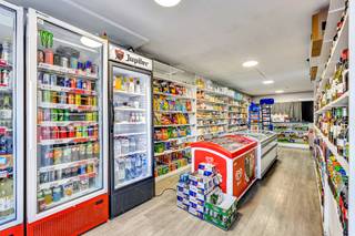 <p>Voor meer info of een bezoek, bel 053 59 49 32 -<strong> Verhuurd handelspand (56 m²) te koop in Moorsel – Interessante investering. </strong>Bent u op zoek naar een <strong>vastgoedbelegging met onmiddellijk rendement</strong>? Dit verhuurde handelspand van 56 m² in Moorsel vormt een uitstekende opportuniteit voor investeerders. Het pand bestaat uit een <strong>handelsruimte vooraan</strong>, geschikt voor diverse commerciële activiteiten. <strong>Achteraan bevindt zich een keukenruimte en een apart toilet</strong>, wat het pand functioneel maakt voor dagelijks gebruik. Het pand is <strong>momenteel verhuurd aan €900 per maand</strong>, waardoor u vanaf de aankoop geniet van <strong>onmiddellijke huurinkomsten</strong> zonder leegstand. <strong>Optioneel is er parking aan te kopen achter het gebouw voor 5000 euro per staanplaats.</strong> EPC-Label F (simulatie naar EPC: B te bekijken via de website) - Centrum Moorsel</p>