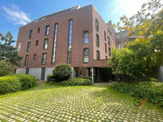 <p>Cet appartement moderne d'une chambre au rez-de-chaussée est situé sur la Brusselsestraat à Louvain. La propriété dispose d'un espace de vie spacieux et lumineux avec des finitions contemporaines et un agencement pratique. Depuis l'espace de vie, vous avez un accès direct à une terrasse privée, idéale pour profiter de l'extérieur. Vous pouvez également profiter d'un agréable jardin commun.</p><p>L'appartement dispose d'une place de parking souterrain privée, ce qui est un atout majeur dans ce quartier central. La Brusselsestraat se trouve à une courte distance des magasins, des supermarchés, des restaurants, des transports en commun et du centre historique de Louvain. La gare de Louvain et les principales voies de communication sont également facilement accessibles.</p><p>Grâce à la combinaison d'une situation au rez-de-chaussée, d'une terrasse privée, d'un accès à la verdure et d'un parking souterrain, cet appartement est un excellent choix pour les célibataires, les couples ou les investisseurs à la recherche d'un appartement prêt à l'emploi dans un emplacement pratique à Louvain.</p><p>Intéressé(e) ? Contactez rapidement Lauren chez Gilles Vastgoed au 0468/ 367 951 ou envoyez-lui un e-mail à lauren@gillesvastgoed.be</p>