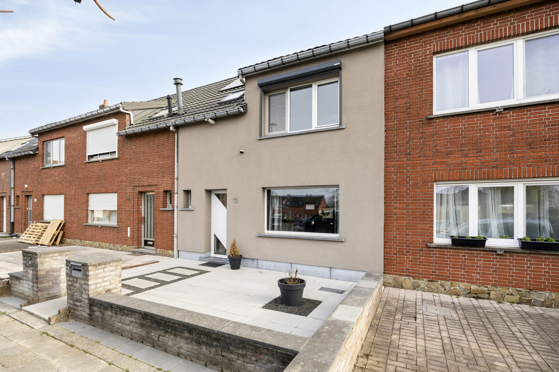 Move-in ready home with 3 bedrooms and garage in Willebroek! - photo 1