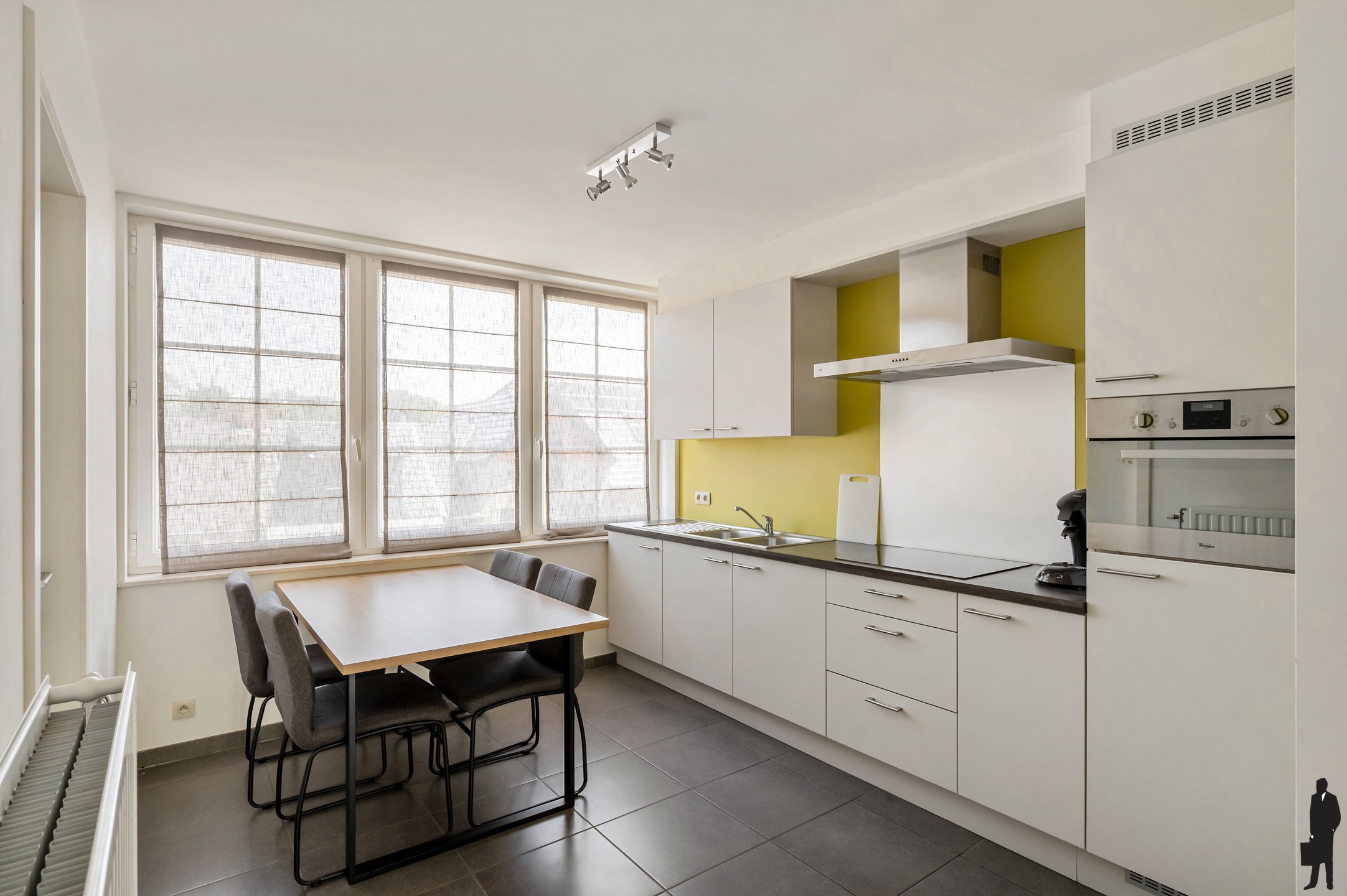 Instapklaar duplex appartement met 2 slaapkamers, ruim terras en carport in het centrum van Essen. - foto 5