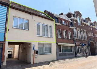 Dit RUIM APPARTEMENT is gelegen in hartje Tielt met name in de Bruggestraat 31/2 met een bewoonbare oppervlakte van maar liefst 104 m², op wandelafstand van winkels, bakker, slager, openbaar vervoer, enz...<br /><br />PLUSPUNTEN:<br />* CENTRALE LIGGING <br />* INSTAPKLAAR | TOTAALRENOVATIE 2010<br />* GEEN SYNDIC <br />* ASBESTVEILIG<br />* GEEN RENOVATIEPLICHT | LABEL C<br />* CONFORME ELEKTRISCHE KEURING TOT 2037<br />* CENTRALE VERWARMING HR KETEL | AIRCO <br /><br />INTERIEUR:<br />U komt binnen via de inkomhal met apart toilet en toegang tot de lichtrijke leefruimte (28,50 m²) met zit- en eethoek met aansluitend de open ingerichte keuken 7 m² (kookplaat | dampkap | kookplaat | spoelbak | frigo | oven | vaatwasser). Verder is er nog de ruime ingerichte badkamer (ligbad | douche | dubbele lavabo met meubel) en een praktische berging (3,00 m²).<br />Het verdiep omvat 2 slaapkamers (14,00 m² | 14,50 m²) en een bergruimte/technische ruimte (4 m²).<br />Tot slot beschikt het appartement ook nog over een zeer ruime en droge kelder ideaal voor extra stockage.<br /><br />EXTERIEUR:<br />De eigendom is voorzien van een gezellige koer. In de straat en op wandelafstand is er voldoende parkeergelegenheid met bewonerskaart.