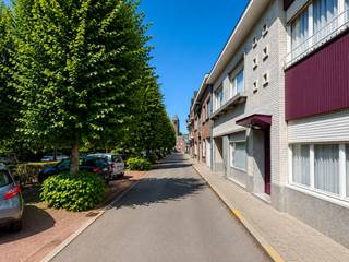 Op een toplocatie in de hoofdstraat van Ertvelde, waar slechts zelden woningen op de markt komen, bevindt zich deze karaktervolle en instapklare eigendom. Met een bewoonbare oppervlakte van maar liefst 340 m² en een prachtig perceel van 1.445 m² biedt deze woning een unieke combinatie van ruimte, charme en talloze mogelijkheden.<br /><br />De woning werd doorheen de jaren met de grootste zorg onderhouden, zowel binnen als buiten. Authentieke elementen, prachtig maatwerk en een warme, unieke uitstraling zorgen voor een bijzonder aangename sfeer. Dankzij de flexibele indeling leent deze eigendom zich perfect voor grote gezinnen, een combinatie van wonen en werken of het creëren van extra slaapkamers. Momenteel beschikt de woning over vier volwaardige slaapkamers, met de mogelijkheid om uit te breiden naar zes of zelfs zeven slaapkamers. De voormalige apotheek biedt bovendien een uitstekende opportuniteit voor een praktijkruimte, kantoor of vrij beroep.<br /><br />De oorspronkelijke keuken en badkamer bieden de nieuwe eigenaar de kans om deze volledig naar eigen smaak te moderniseren, terwijl de rest van de woning onmiddellijk bewoonbaar is. De recente cv-ketel op aardgas zorgt voor een efficiënte verwarming en dankzij de aanwezigheid van twee betonnen gewelven geniet u van een bijzonder stevige constructie.<br /><br />Verder beschikt de woning over een praktische wijnkelder van ongeveer 22 m², een inpandige garage met doorgang naar de tuin en een vaste trap naar de tweede verdieping, die nog extra mogelijkheden biedt.<br /><br />Achteraan wacht een absolute troef: een uitzonderlijk diepe, zonnige en groene tuin waar rust en privacy centraal staan. De tuin beschikt bovendien over een praktische berging en geeft de woning het gevoel van een halfopen bebouwing dankzij de doorgang naast de woning.<br /><br />Bent u op zoek naar een karaktervolle woning met veel ruimte, een uitzonderlijk perceel en eindeloze mogelijkheden op een gegeerde locatie? Dan is deze unieke eigendom in Ertvelde zonder twijfel een bezoek waard.