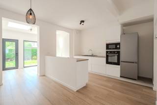 TE KOOP Instapklare en karaktervolle rijwoning gelegen in de Werkzaamheidstraat 61 te Oostende<br /><br />Op zoek naar een charmante woning aan zee, perfect als hoofdverblijf of tweede verblijf? Deze volledig gerenoveerde en instapklare rijwoning in het gegeerde Westerkwartier van Oostende combineert karakter, comfort en een uitstekende ligging.<br /><br />De woning beschikt over 2 volwaardige slaapkamers en een ruime ingerichte zolderkamer met een aangenaam loftgevoel, die perfect kan dienen als extra slaapkamer, bureau of hobbyruimte. Dankzij de doordachte renovatie geniet u van hedendaags wooncomfort in een sfeervol en karaktervol kader.<br /><br />Buiten kunt u heerlijk genieten van de zongerichte tuin, die bovendien voorzien is van een achtertoegang tot de woning, wat extra praktisch is voor fietsen, tuinmateriaal of een vlotte toegang.<br /><br />De ligging is een absolute troef: u woont hier in een niet-betalende parkeerzone en op wandelafstand van de zeedijk, het strand en diverse voorzieningen.<br /><br />Daarnaast scoort deze woning uitstekend op vlak van energie en administratieve troeven, met een gunstig EPC-attest, een laag kadastraal inkomen en een asbestvrij attest.<br /><br />Troeven van deze woning:<br />✔ Volledig gerenoveerd en instapklaar<br />✔ Karaktervolle rijwoning in het geliefde Westerkwartier van Oostende<br />✔ 2 volwaardige slaapkamers + ruime zolderkamer met loftgevoel<br />✔ Zongerichte tuin met achtertoegang<br />✔ 2 toiletten<br />✔ Gunstig EPC-attest<br />✔ Asbestvrij<br />✔ Laag kadastraal inkomen<br />✔ Gelegen in een niet-betalende parkeerzone<br />✔ Op wandelafstand van de zeedijk en het strand<br />✔ Ideaal als hoofdverblijf of tweede verblijf aan de Belgische kust<br /><br />Een charmante en zorgeloze woning waar u meteen kunt intrekken en volop kunt genieten van het leven aan zee.<br /><br />Bezoek mogelijk mits afspraak<br />☎️ 059 808 502<br />📧 danny@brouckaert.be<br />🌐 www.brouckaert.be