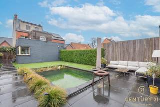 <p><span>Deze charmante woning, gelegen op een perceel van 364m² in Arendonk, combineert karakter met een tal van renovaties en hedendaags comfort. De woning werd doorheen de jaren zorgvuldig gerenoveerd. In 1998 werden onder andere de achterbouw, badkamer, elektriciteit en leefruimte vernieuwd, gevolgd door bijkomende werken in 2015 waarbij de zolder en muren onder handen werden genomen. Recent werd in 2024 nog een nieuwe verwarmingsketel geplaatst en werden zonnepanelen geïnstalleerd, wat bijdraagt aan de energiezuinigheid van de woning. </span></p>
<p><span>Bij het betreden van de woning komt u terecht in een lange inkomhal die u leidt naar de eetruimte. Aansluitend bevindt zich een ruime en lichtrijke leefruimte. De verzorgde keuken met bijkeuken biedt voldoende opbergruimte en praktisch comfort. Verder beschikt het gelijkvloers over een wasruimte en een geluidsdicht afgewerkt toilet. </span></p>
<p><span>Op de tussenverdieping vindt u een moderne badkamer uitgerust met douche, bad, dubbele wastafel en toilet, voorzien van vloerverwarming voor extra wooncomfort.</span></p>
<p><span>De eerste verdieping beschikt over twee ruime slaapkamers en een dressing. Op de tweede verdieping bevinden zich nog drie extra kamers, ideaal als kinderkamer, bureau of hobbyruimte. Daarnaast is er op deze verdieping een tweede badkamer met douche en wastafel. Tot slot beschikt de woning over een zolder die extra bergruimte biedt. </span></p>
<p><span>Buiten geniet u van een aangename terras met een garage die rechtstreeks toegang geeft tot de fraai aangelegde tuin met zwemvijver en ruimte voor een loungeset . Bovendien is er een multifunctioneel tuinhuis dat ingericht is als miniwoonst met leefruimte, douche, wastafel en toilet. Via een aparte toegang beschikt dit bijgebouw ook over een ruime werkruimte, ideaal voor hobby’s. </span></p>
<p><span>Kortom, een veelzijdige en instapklare woning met veel ruimte en mogelijkheden, ideaal voor grote gezinnen. </span></p>
<p><span>Uw eigendom verkopen? Ontdek wat uw woning waard is met de gratis en vrijblijvende schatting door CENTURY 21 Echo Vastgoed.</span></p>
<p><span>Contacteer ons via </span>📞<span> +32 (0) 14 48 12 21.</span></p>