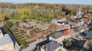 <div>
<div>
<section>
<div>
<div>
<div>
<div>
<div>
<div>
<h2>Gezellig gelijkvloers wonen met een aangenaam terras<span></span></h2>
<p>Ontdek dit stijlvolle <strong>gelijkvloerse appartement van 88 m²</strong> in het exclusieve nieuwbouwproject <strong>Voerhof</strong>. Hier woont u in een rustige, groene omgeving, met winkels, scholen, horeca en openbaar vervoer vlakbij.</p>
<p>De lichtrijke leefruimte met open keuken geeft uit op een <strong>gezellig terras van 18 m²</strong>, gelegen aan het rustige binnenplein. De ideale plek om in alle privacy te genieten van een ontbijt, aperitief of een ontspannen avond.</p>
<p>Het appartement beschikt over <strong>twee slaapkamers</strong>, een praktische indeling en een hoogwaardige afwerking met duurzame materialen. Energiezuinige technieken zorgen voor optimaal wooncomfort en een laag energieverbruik.</p>
<p>Voerhof combineert moderne architectuur met een groene parkomgeving en een centrale ligging. Ondergrondse parkeerplaatsen en privatieve bergingen zijn beschikbaar.</p>
<h3>Ontdek ook de andere appartementen</h3>
<p>Naast dit appartement biedt Voerhof een gevarieerd aanbod <strong>1-, 2- en 3-slaapkamerappartementen</strong>, telkens met een doordachte indeling, kwalitatieve afwerking en een aangename buitenruimte.</p>
<p><strong>Interesse?</strong> Contacteer ons voor meer informatie of ontdek alle beschikbare appartementen binnen Voerhof.</p>
</div>
</div>
</div>
</div>
</div>
</div>
</section>
</div>
</div>