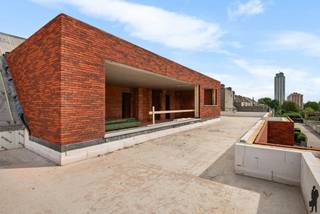 <p><strong>Centraal gelegen nieuwbouwproject REMI in Boom – met mogelijkheid tot aankoop aan 6% BTW (fase 2)<br /><br />LAATSTE UNIT IN BLOK A! <br /><br /></strong>Dit stijlvolle nieuwbouwproject is ideaal voor wie op zoek is naar een <strong>comfortabele, centraal gelegen thuis</strong> of naar een <strong>zorgeloze vastgoedinvestering</strong> met toekomstwaarde.<br /><br /><strong><u>Ligging<br /></u></strong>Het project bevindt zich op een <strong>uitstekende locatie</strong> in Boom, op de hoek van de Antwerpsestraat en de ’S Herenbaan.<br /><strong>- Winkels</strong> bevinden zich letterlijk aan de overkant van de straat<br /><strong>- Openbaar vervoer</strong> en <strong>AZ Rivierenland</strong> liggen vlakbij<br />- Via de <strong>A12</strong> en <strong>E19</strong> geniet u van een <strong>snelle verbinding</strong> naar zowel Antwerpen als Brussel</p>
<p>Een ideale ligging voor comfortabel wonen én een vlotte woon-werkverbinding.</p>
<p><strong><u>Het project<br /></u></strong>Het project omvat in totaal <strong>18 appartementen</strong> verdeeld over twee gebouwen, met een <strong>gezamenlijke aangelegde binnentuin</strong>:<br /><strong>- Fase 1 (Gebouw A)</strong>: 15 appartementen langs de Antwerpsestraat<br /><strong>- Fase 2 (Gebouw B)</strong>: 3 appartementen aan de ’S Herenbaan – aankoop mogelijk aan <strong>6% BTW</strong></p>
<p>Daarnaast zijn er <strong>26 autostaanplaatsen</strong> beschikbaar (14 ondergronds en 12 bovengronds). <strong>Bij elke aankoop is één autostaanplaats inbegrepen in de prijs.<br /><br /></strong><strong><u>Beschikbare appartementen<br /></u></strong><strong>Fase 1 (Gebouw A) – ruwbouwfase afgerond<br /></strong>Laatste appartement: <br />- Penthouse – 103 m² met 2 slaapkamers en een prachtig westgericht terras van ca. 40 m² – €349.000<br /><br /><strong>Fase 2 (Gebouw B) – aankoop mogelijk aan 6% BTW<br /></strong>Apart gebouw met 3 appartementen en 8 overdekte staanplaatsen.<br />- 2 appartementen (1e verdieping) – 2 slaapkamers, 85 m² en 90 m², met terrassen van ca. 10 m² – vanaf €299.000<br />- Penthouse (2e verdieping) – 2 slaapkamers, 85 m², met zuidgericht terras van ca. 18 m² – €319.000<br /><br /><strong><u>Energiezuinig & kwaliteitsvol wonen<br /></u></strong>Alle appartementen voldoen aan de <strong>BEN-normen </strong>dankzij:<br />- Individuele warmtepompen<br />- Privatieve zonnepanelen<br />- Driedubbele beglazing<br />- Ventilatiesysteem type D<br />- Vloerverwarming<br /><br /><strong><u>Prijzen & voorwaarden<br /></u></strong><strong>- Inclusief autostaanplaats</strong> en <strong>aantrekkelijke afwerkingsbudgetten<br /></strong>- Prijzen zijn <strong>excl. registratierechten</strong> (grond) en <strong>BTW</strong> (21% of 6% afhankelijk van voorwaarden)<br /><br /><br /><strong>Interesse of vragen?</strong><br />Neem gerust contact met ons op voor meer informatie of een persoonlijk gesprek. Wij helpen u graag verder bij de keuze van uw nieuwe thuis of investering!</p>