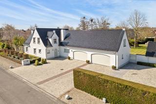 <p><span>Ontdek deze prachtige villa, gelegen in een doodlopende straat vlakbij het Sterrebos, op een royaal perceel van 2.519 m², bestaande uit twee afzonderlijke percelen.</span></p>
<p><span>Dit biedt niet alleen een aangename woonomgeving, maar ook de mogelijkheid om het terrein eventueel op te splitsen.</span></p>
<p><span>Deze stijlvolle woning combineert comfort, ruimte en een doordachte indeling met een zonnige tuin.</span></p>
<p><span>Indeling: inkomhal met apart toilet, leefruimte met open haard, geïnstalleerde keuken met bijkeuken en een ruime lichtrijke veranda. </span></p>
<p><span>Verder beschikt de villa over een dubbele garage, ruime oprit, grote parking, buitenberging, wijnkelder en een opbergkelder.</span></p>
<p><span>Op het verdiep vinden we de master bedroom, grote badkamer (bubbelbad, douche, dubbele lavabo en toilet), tweede slaapkamer met bureau en dressing, derde slaapkamer en een apart toilet (voorheen een douchekamer). Boven de garage bevindt zich nog een zolderruimte bereikbaar via een vaste trap. </span></p>
<p><span>Deze villa is bovendien uitgerust met een alarmsysteem en heeft een conform gekeurde elektrische installatie.</span></p>
<p><span>Een unieke kans om te wonen in een rustige, groene omgeving met alle comfort! </span></p>
<p><span>Interesse? </span></p>
<p><span>Contacteer Shana op 0456/81.61.03 of via </span><span>shana@altro-vastgoed.be</span><span>.</span></p>