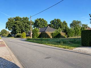 <p><strong>Bouwgrond van 1061 m² voor het bouwen van een open bebouwing op rustige ligging in Geel Bel.<br /><br /></strong><span><strong>Ligging:</strong><span> </span>gelegen in een residentiële en groene omgeving nabij Geel centrum. </span><br /><strong><br />Beschrijving:</strong><span> </span>Deze bouwgrond van 1061 m² biedt een uitstekende gelegenheid voor het realiseren van een open bebouwing op een rustige ligging in het gegeerde Geel Bel. <br /><br />Bouwzone vooraan breedte 9,8m.</p>
<b>Bijzondere informatieplicht: </b>Vergunning te bekomen na aanvraag, Woongebied, Geen rechterlijke of bestuurlijke maatregelen opgelegd, Geen voorkooprecht, Verkavelingsvergunning.