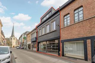 <p>Op een centrale locatie in Kontich bevindt zich dit zeer uitzonderlijk pand met een combinatie van handelsruimte, duplex appartement en garage. Dergelijke eigendommen met deze oppervlakte en perceelgrootte zijn zelden beschikbaar in de regio.</p>
<p><strong>HANDELSRUIMTE<br /></strong>De handelsruimte heeft een totale oppervlakte van ca. 447m², nl. 144m² kelder en 303 m² gelijkvloers. De verbouwingen dateren tussen 2015 en 2019. De algemene staat is goed en geschikt voor professioneel gebruik.</p>
<p><strong>DUPLEX APPARTEMENT<br /></strong>Het duplex appartement heeft een aparte ingang en beschikt over aangename en lichtrijke ruimtes, met hoge plafonds en een ruime leefruimte. Daarnaast is er een zeer ruim terras aanwezig, wat zorgt voor een waanzinnige buitenruimte. Deze entiteit is geschikt voor eigen bewoning, verhuur of combinatie wonen/werken.</p>
<p>Het eigendom is gelegen op een perceel van ca. 739 m² en beschikt over een zuidwest georiënteerde tuin. Deze buitenruimte vormt een duidelijke meerwaarde binnen een centrale dorpsligging.</p>
<p><strong>GARAGE</strong><br />Achteraan bevindt zich tevens een garage (bereikbaar via Van Dyckstraat).</p>
<p>De ligging is vlot bereikbaar (E19 op ca. 1 km, A12 op 5.5km) en bevindt zich op korte afstand van invalswegen, openbaar vervoer, winkels en scholen.</p>
<p>Dit pand biedt verschillende mogelijkheden, zowel voor eigen gebruik, bv. woon-werk of eventueel verhuren. Wenst u een volledig inzicht in de opties van dit eigendom, neem dan contact op voor bijkomende informatie.</p>
<p><strong>Troeven:</strong></p>
<ul>
<li>Zeer uitzonderlijk pand binnen de regio</li>
<li>Combinatie handelsruimte en duplex appartement en garage</li>
<li>Duplex met veel lichtinval en hoge plafonds</li>
<li>Ruime leefruimte en zeer groot terras</li>
<li>Ca. 447 m² handelsoppervlakte</li>
<li>Perceel van ca. 739 m²</li>
<li>Zuidwest georiënteerde tuin (mogelijkheden!)</li>
<li>Garage bereikbaar via Van Dyckstraat</li>
<li>Centrale ligging met goede bereikbaarheid</li>
</ul>
<p>Graag meer info of een bezoek?<br /><br />Contracteer ons gerust via 0492 83 88 19 of jarno@groepvanhaute.be</p>