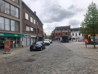 Zeer centraal gelegen en Instapklaar kantoor te Ekeren<br /><br />Op deze zichtlocatie bieden wij een centraal gelegen gelijkvloers kantoor aan dat ideaal is voor vrije beroepen, administratie, consultancy of als praktijkruimte. Een commerciële handszaak kan ook een perfecte bestemming zijn voor dit karakterpand.<br />Dankzij de hoekligging geniet het pand van een goede zichtbaarheid en een vlotte bereikbaarheid. Bovendien zijn er onmiddellijke parkeermogelijkheden in de straat, wat een extra troef vormt voor zowel klanten als medewerkers.<br /><br />De kantoorruimte is functioneel ingedeeld en omvat:<br />* een inkomhal met balie en wachtgedeelte, ideaal voor ontvangst van cliënten<br />* afzonderlijke kantoren die rust en privacy bieden<br />* een keukengedeelte voor dagelijks comfort<br />* een archiefruimte / bergruimte voor administratieve opslag<br />* een sanitair gedeelte<br /><br />Deze kantoorruimte op het gelijkvloers combineert een topligging, toegankelijkheid en functionele indeling, waardoor het pand perfect geschikt is voor professionele activiteiten.<br /><br />Dit vastgoed wordt u aangeboden via het biedplatform van COVAST. Indien u belangstelling heeft om een bod uit te brengen kan dit enkel via ALBERT immo.<br />Wanneer uw bod weerhouden wordt door de verkoper zal u als koper eveneens instaan voor de betaling van het honorarium aan COVAST, dat vastgesteld is op 7,26 % van de geboden prijs. Alle wettelijke opzoekingen kunt u bekomen na contactname met Albert B2B.<br /><br />Bent u op zoek naar een multifunctionele handelsruimte of kantoorruimte, neem dan voor meer inlichtingen of een bezoek op afspraak contact op met ALBERT B2B, Dominique Baes op 0498/12.82.20 of via dominique.baes@albert.immo