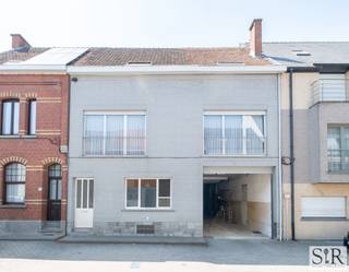 <p><strong>Wonen én werken op dezelfde locatie</strong><br />In het rustige Houtem, een deelgemeente van Vilvoorde en grenzend aan Eppegem, bevindt zich deze karakteristieke en grote woning die ideaal is voor zelfstandigen die graag inpandig een loods/atelier en magazijn willen, zonder in te boeten aan leefruimte en comfort. <br /><br /><strong>Indeling</strong><br />De gelijkvloerse verdieping bestaat uit een loods van 120m2 met een hoge elektrische inrijpoort, ideaal voor bestelwagens, een magazijn van 52m2, een toilet, twee bureauruimtes ingericht met een keukentje, een tof overdekt terras en diepe tuin. <br />Op de eerste verdieping begint het residentieel gedeelte met een zeer ruime leefruimte met open keuken, twee grote slaapkamers waarvan één met en-suite badkamer, een apart toilet en een aangelegd terras. Op de tweede verdieping vinden we nog 3 grote slaapkamers en een badkamer met douche, lavabo en toilet. <br /><br /><strong>Kortom</strong><br />Dankzij de indeling is deze woning geschikt voor werken en wonen op dezelfde plek met voldoende werkruimte beneden en een aangename woning boven. Het pand is zeer rustig gelegen en biedt enorm veel mogelijkheden. De woning is ook geschikt voor kangoeroe wonen en dankzij de mogelijkheid tot het afsluiten van de loods en de woning kan de woning of loods apart verhuurd worden. <br />Aarzel niet en maak snel jouw afspraak via een reactie op het zoekertje, een mailtje naar info@immosir.be of telefonisch op het nummer 0465 09 16 10. </p>