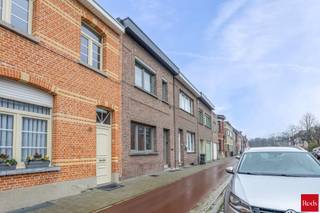 <p>Prachtig volledig gerenoveerde woning in het hart van Wijnegem</p>
<p>Mis deze unieke kans niet en plan vandaag nog uw bezoek. Contacteer Arno via arno@reds.be of telefonisch op +32 498 66 21 41.</p>
<p>De woning werd met oog voor detail en vakmanschap afgewerkt en combineert moderne afwerking met een praktische indeling. De woning is gelegen in een rustige en aangename straat in Wijnegem, een groene en gegeerde gemeente vlakbij Antwerpen. U geniet hier van een vlotte bereikbaarheid, nabijheid van scholen, winkels en sportfaciliteiten en op korte afstand van Wijnegem Shop Eat Enjoy</p>
<p>Bij het binnenkomen wordt u verwelkomd in een ruime en lichtrijke woonkamer waar grote raampartijen zorgen voor een aangename natuurlijke lichtinval. Aansluitend bevindt zich de volledig geïnstalleerde open keuken, het kloppende hart van de woning. Vanuit de keuken heeft u directe toegang tot de ruime tuin, die deels is aangelegd met onderhoudsvriendelijk kunstgras. Achteraan de tuin bevindt zich bovendien een praktisch berghok dat perfect kan dienen voor extra stockage. Op het gelijkvloers vindt u verder nog een wasruimte, een eerste badkamer met een toilet en een kelder die extra opbergruimte biedt.</p>
<p>Op de eerste verdieping bevinden zich drie ruime slaapkamers die met zorg werden afgewerkt en voorzien zijn van automatische zonneschermen voor optimaal comfort. Daarnaast is er een tweede badkamer aanwezig en beschikt de woning in totaal over drie toiletten, waarvan één op het gelijkvloers en twee op de bovenverdieping.<br /><br />!!Er kan een garagebox gehuurd worden voor €85 per maand!!</p>
<p>Extra troeven zijn de recente totaalrenovatie met kwalitatieve materialen en de aanwezigheid van zonnepanelen, wat zorgt voor een energiezuinige en toekomstgerichte woonoplossing.</p>