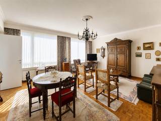 <p><span>Ruim appartement op de 4de verdieping in het centrum van Genk</span></p><p><span>Gelegen op de vierde verdieping van een centraal gelegen gebouw, bevindt zich dit ruime appartement met een uitstekende ligging in het hart van Genk. Winkels, supermarkten, horecazaken, scholen en andere dagelijkse voorzieningen bevinden zich allemaal op wandelafstand.</span></p><p><span>Bij het binnenkomen betreedt u een centrale inkomhal die toegang biedt tot de verschillende leefruimtes van het appartement.</span></p><p><span>Aan de linkerzijde bevindt zich de ruime leefruimte. Dankzij de grote raampartijen geniet de woonkamer van veel natuurlijke lichtinval, wat zorgt voor een aangename en open sfeer. De living biedt voldoende ruimte voor zowel een comfortabele zithoek als een eetgedeelte.</span></p><p><span>Aansluitend bevindt zich de keuken, die praktisch in verbinding staat met de leefruimte. Vanuit de leefruimte is er toegang tot het terras.</span></p><p><span>Het appartement beschikt over </span><span>drie slaapkamers</span><span>. Eén van de slaapkamers beschikt bovendien over een eigen balkonnetje.</span></p><p><span>Verder is er een badkamer aanwezig, uitgerust met een ligbad en de nodige sanitaire voorzieningen.</span></p><p><span>Door de ligging op de vierde verdieping geniet het appartement bovendien van een aangename lichtinval en een mooi open gevoel.</span></p><p><span>Troeven van dit appartement:</span></p><ul><li><span>Gelegen op de 4de verdieping</span></li><li><span>Zeer centrale ligging in het centrum van Genk</span></li><li><span>Winkels en voorzieningen op wandelafstand</span></li><li><span>Ruime en lichtrijke living</span></li><li><span>Keuken aansluitend op de leefruimte</span></li><li><span>Terras</span></li><li><span>3 slaapkamers</span></li><li><span>Eén slaapkamer met balkonnetje</span></li><li><span>Badkamer met ligbad</span></li><li><span>Geschikt als gezinswoning of investering</span></li></ul><p><span>Een ruim en centraal gelegen appartement met drie slaapkamers, ideaal voor wie comfortabel wil wonen in het centrum van Genk.</span></p><p><span>contact: 0484 03 68 92</span></p><p><span> </span></p>