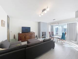 Situé à seulement 200 mètres de la plage, cet appartement moderne à louer allie confort, espace et fonctionnalité. Idéal pour ceux qui veulent vivre près de la mer tout en restant entièrement équipés.<br /><br />L'appartement comprend :<br />-Hall d'entrée spacieux<br />-Espace de vie lumineux<br />-Cuisine ouverte avec appareils électroménagers.<br />-Grande terrasse couverte <br />-Deux chambres <br />-Salle de bain avec douche, lavabo et branchement pour machine à laver<br />-Toilettes séparées.<br />-Espace de rangement supplémentaire au rez-de-chaussée et jardin partagé pour le rangement et la détente.<br />-Double garage box avec place de parking privée devant le bâtiment.<br /><br />Un confort économe en énergie grâce aux pompes à chaleur existantes.<br /><br />Option supplémentaire : l'appartement peut être loué meublé, prêt à emménager pour ceux qui veulent en profiter immédiatement.<br /><br />Situation : à seulement 200 mètres de la plage, à proximité des commerces, des transports en commun et des activités de loisirs. Cet appartement est parfait pour les familles, les couples ou les professionnels qui allient vie en bord de mer et confort moderne.<br /><br />Vous êtes intéressé par cette propriété à louer à Ostende ?<br />Accédez au site www.dewaele.com<br />, cliquez sur le bien que vous souhaitez louer. À l'aide du bouton rouge « demandez votre visite », nous vous demandons de remplir brièvement un profil. Ensuite, nous vous contacterons pour une visite. Les rendez-vous ne peuvent pas être pris par téléphone.